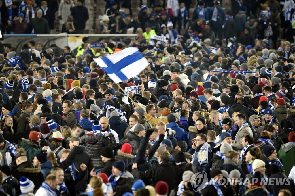 사상 첫 메이저대회 본선 진출에 기뻐하는 핀란드 축구 팬들.