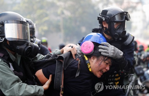18일 진압 경찰에 연행되는 홍콩 반정부 시위 참가자