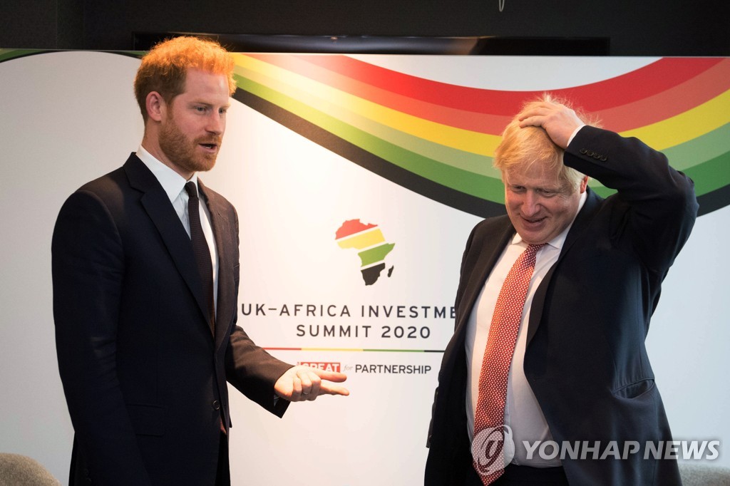 '영국-아프리카 투자 정상회의'에서 만난 해리 왕자(왼쪽)와 존슨 총리 [로이터=연합뉴스]