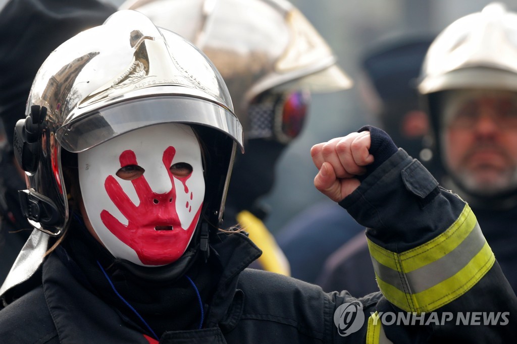 FRANCE-PROTESTS/FIREFIGHTERS