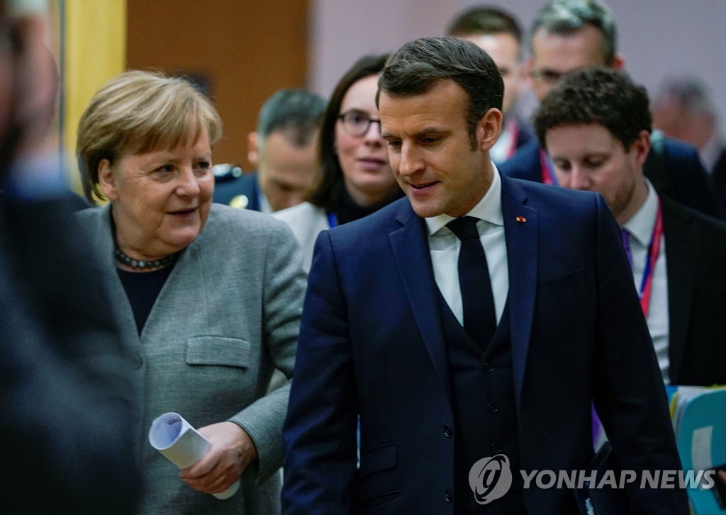 지난달 21일 브뤼셀에서 만난 에마뉘엘 마크롱 프랑스 대통령(오른쪽)과 앙겔라 메르켈 독일 총리(왼쪽) [로이터=연합뉴스 자료사진]