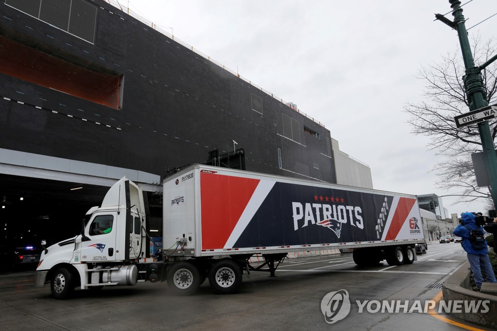 NFL 뉴잉글랜드 트럭이 3일(현지시간) 경찰의 에스트코를 받으며 뉴욕 맨해튼의 재비츠 컨벤션센터에 도착하고 있다.