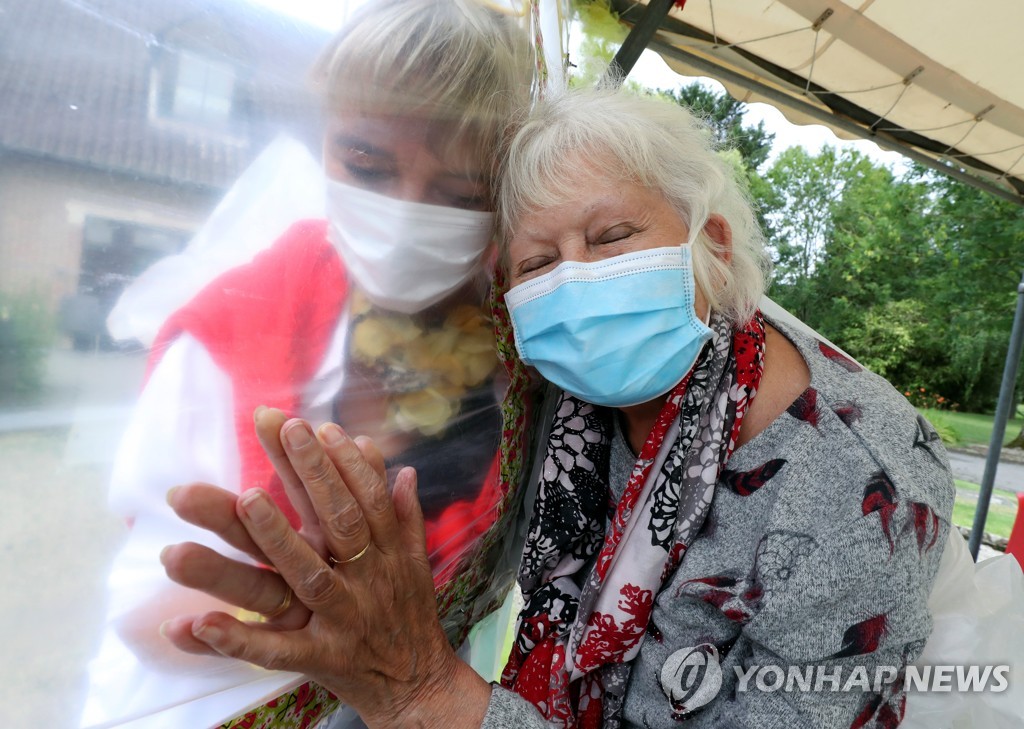 HEALTH-CORONAVIRUS/BELGIUM-HUGS