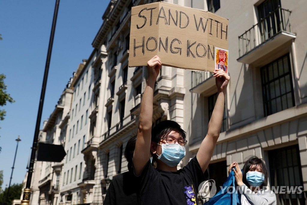 지난달 31일(현지시간) 영국 런던의 영국 주재 중국대사관 앞에서 홍콩의 자치권 약화에 항의하는 시위대가 시위를 벌이고 있다. [로이터=연합뉴스 자료사진]