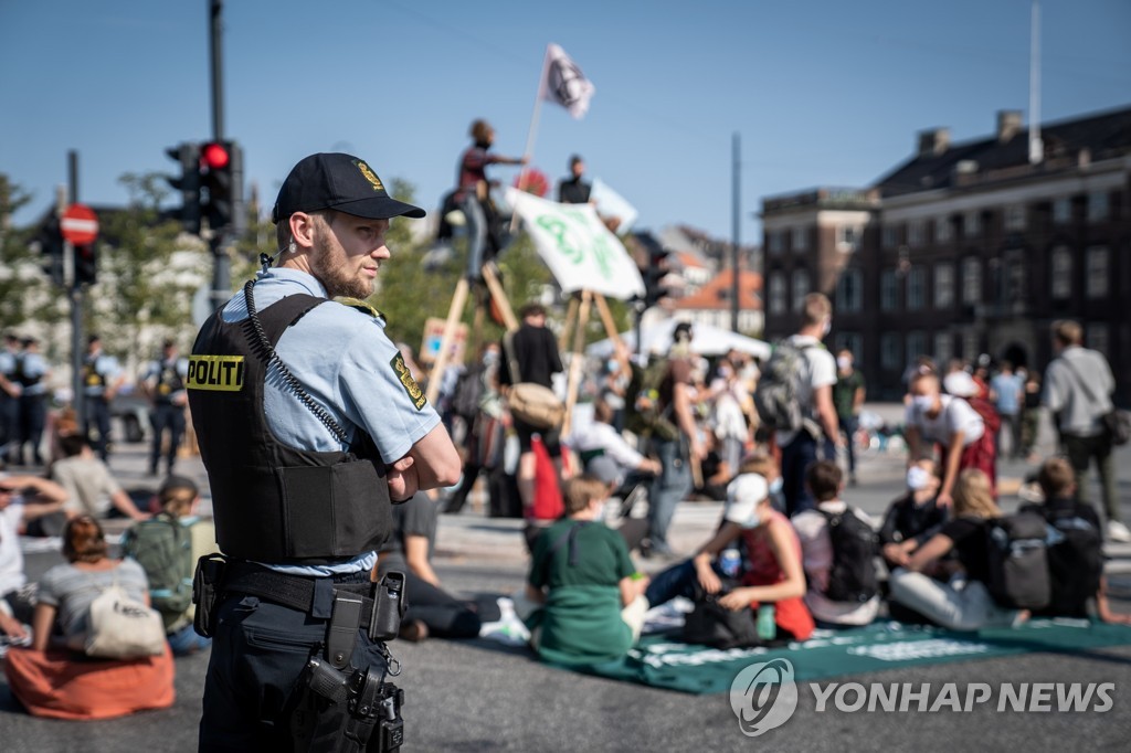 '우리는 살고싶다'…덴마크 도심서 '멸종저항' 시위