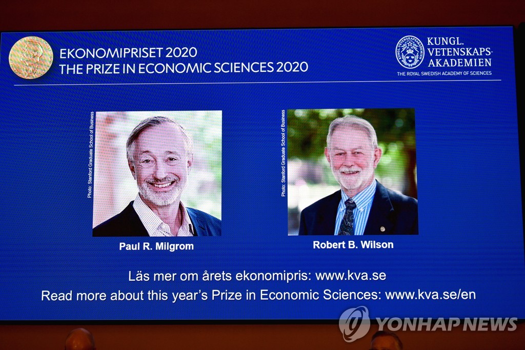 올해 노벨경제학상 수상자인 스탠퍼드대의 폴 밀그럼(72) 교수와 로버트 윌슨(83) 명예교수. [로이터=연합뉴스]