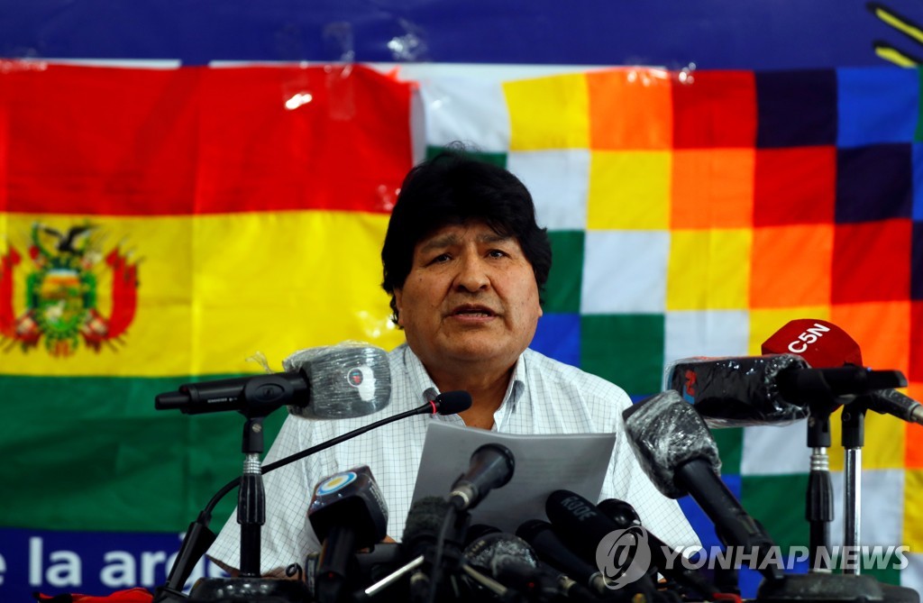 망명지 아르헨티나에서 기자회견하는 모랄레스