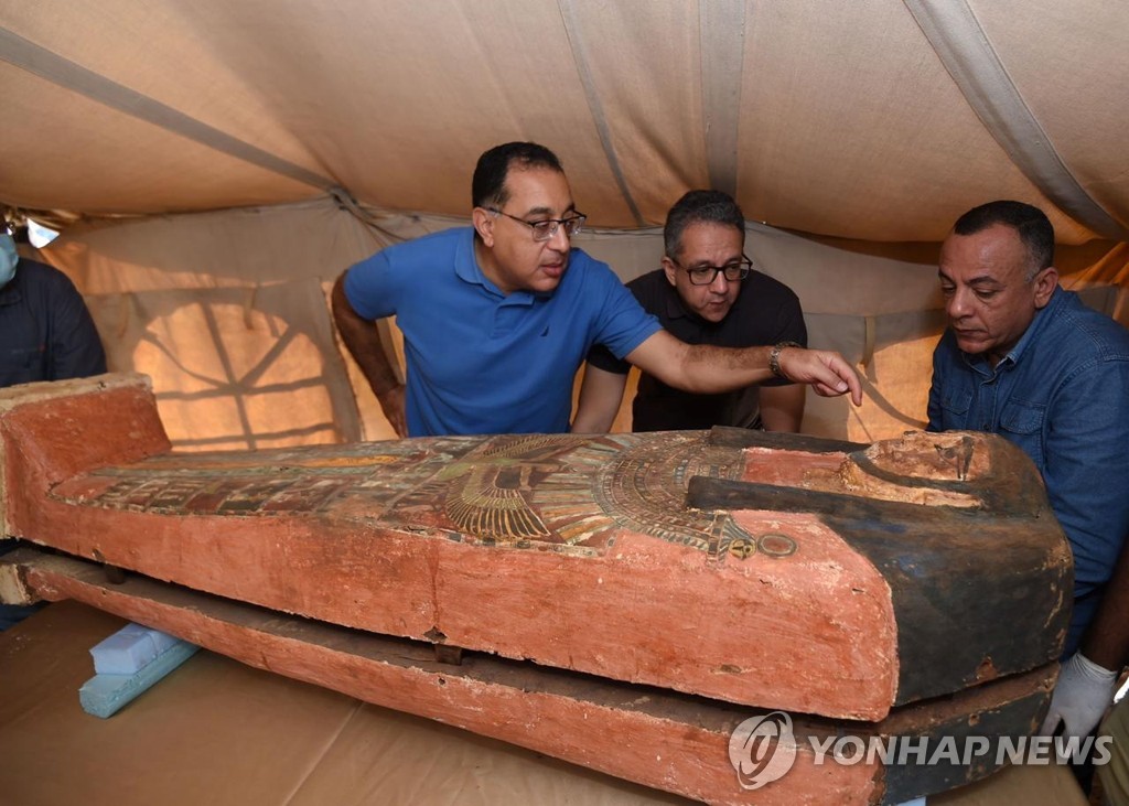 '2500년 전 80여 개 목관 무더기 발견'…이집트 사카라 유적지 