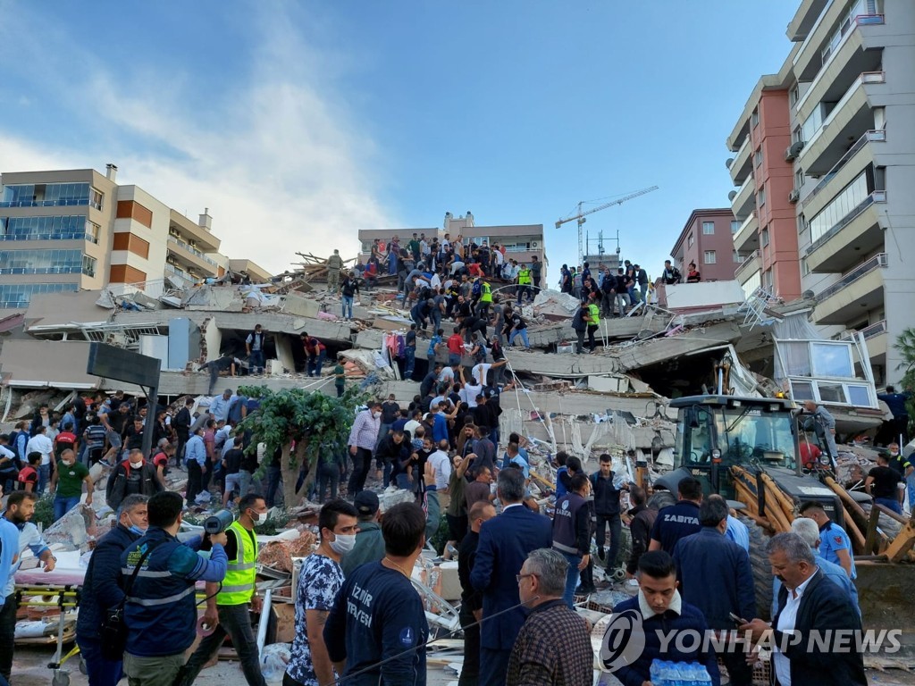 (이즈미르 로이터=연합뉴스) 터키 서부 도시 이즈미르에서 30일(현지시간) 구조대가 강진으로 무너진 건물 잔해에서 구조 ·수색 작업을 벌이고 있다.