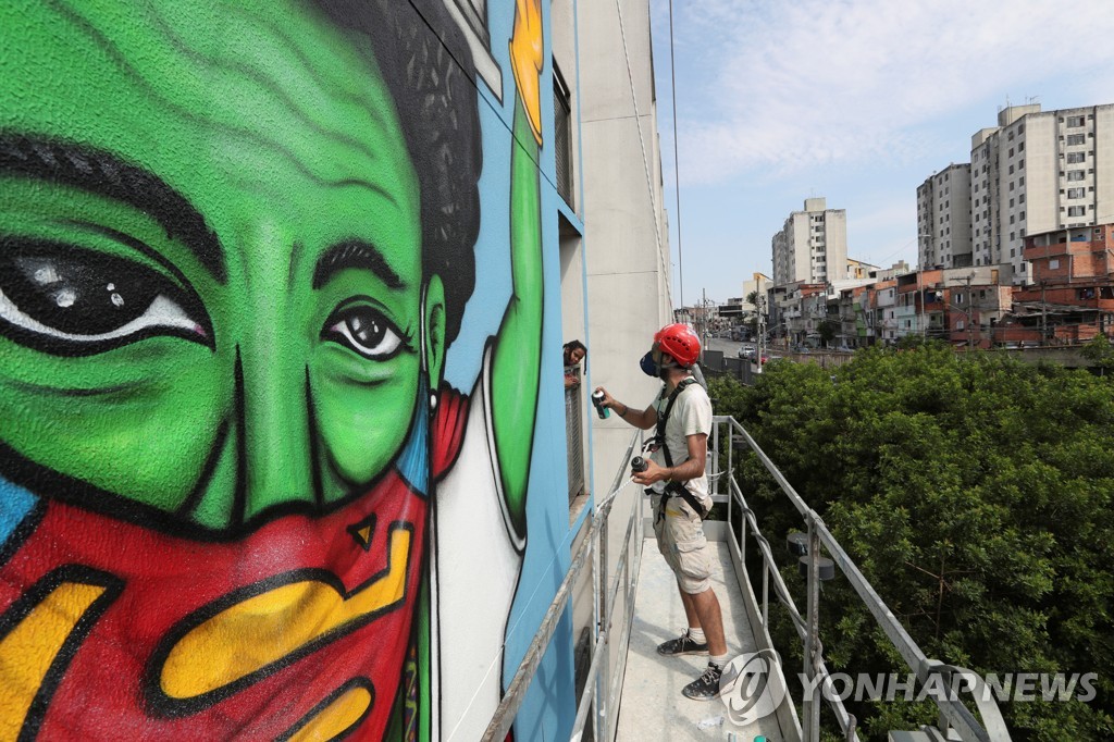 ′어머니 노고에 헌사′…브라질 빈민가 코로나19 극복 페인팅 