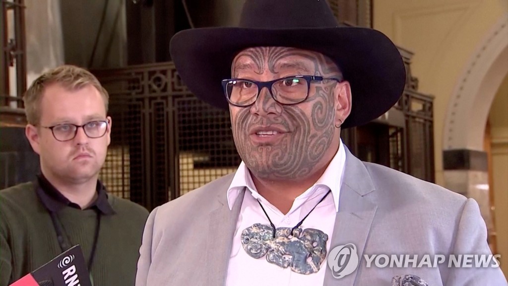 넥타이 논쟁을 불러일으킨 라위리 와이티티 의원