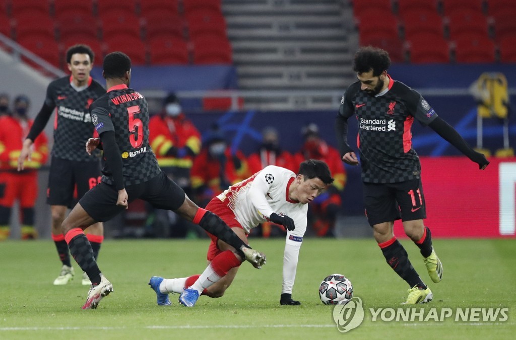 볼을 다투는 라이프치히의 황희찬.