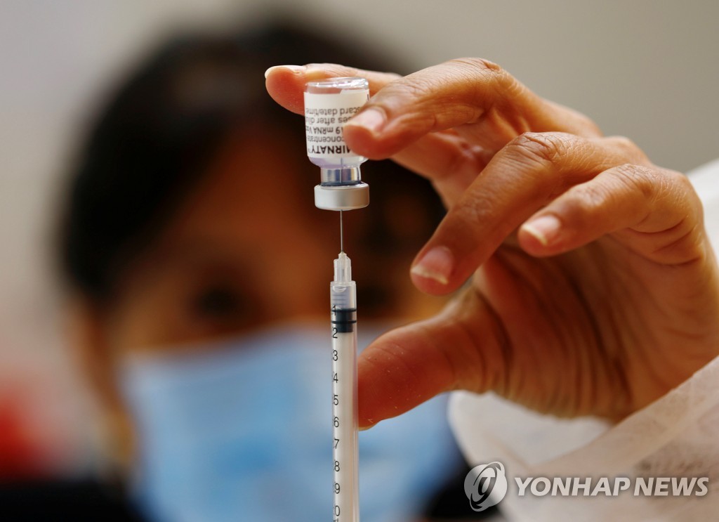 화이자 바이오엔테크 백신 접종 준비하는 의료진[로이터=연합뉴스]