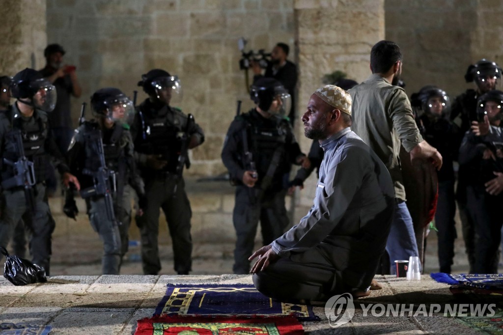 혼돈의 예루살렘…라마단 마지막 금요일 시위로 200여명 부상