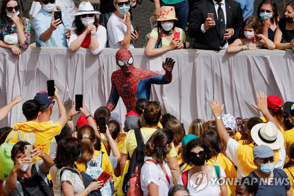POPE-SPIDERMAN/