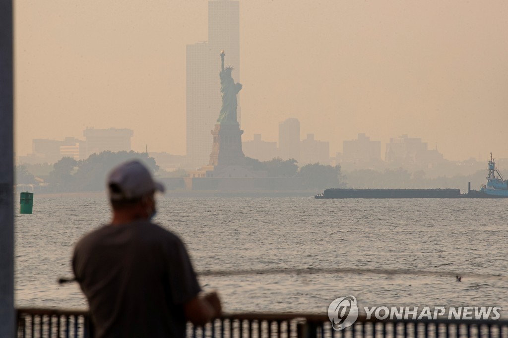 '흐릿한 자유의 여신상'…미 서부 산불로 뉴욕 대기질 세계 최악 수준