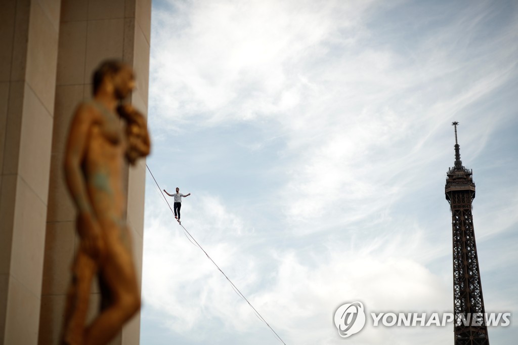 FRANCE-SLACKLINE/