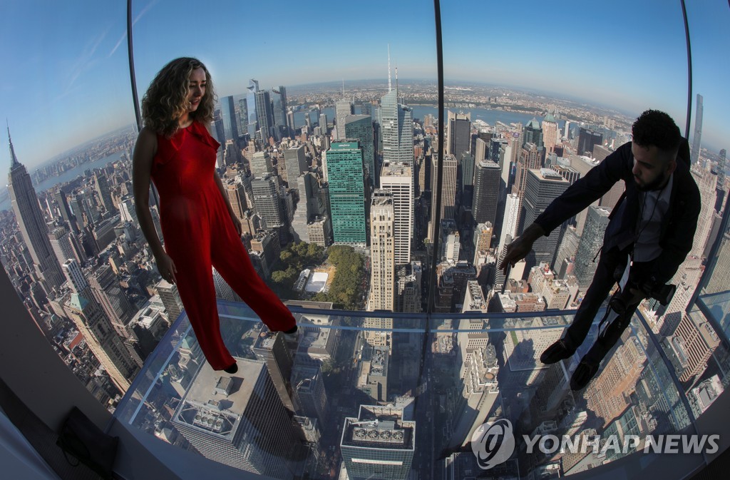 ′아찔한 통유리′…미 뉴욕 최고층 305m 전망대 개장