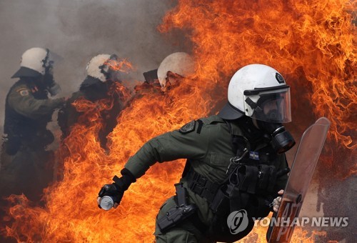 그리스 아테네서 시위대와 경찰 충돌