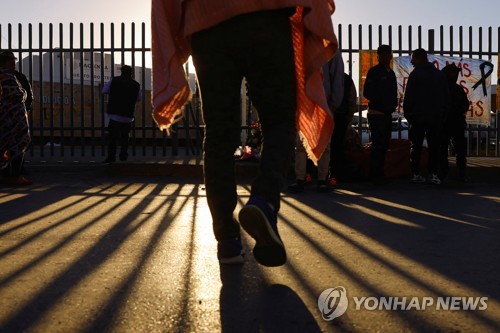 멕시코 이민자 수용 센터로 향하는 발걸음