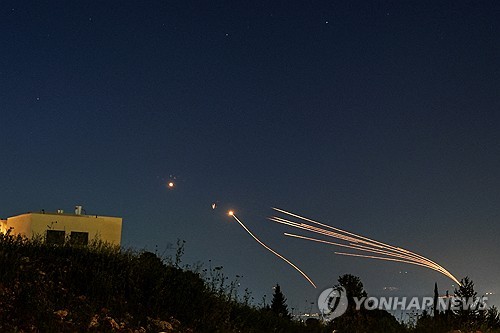 12일(현지시간) 레바논에서 날아오는 미사일을 요격 중인 이스라엘군 아이언돔 방공망
