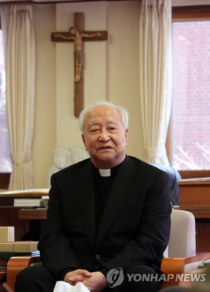 A March 6, 2009, file photo of Cardinal Nicholas Cheong Jin-suk, archbishop of Seoul, holding a press conference at the Myeongdong Cathedral in Seoul on the nationwide outpouring that occurred upon the death of his predecessor Cardinal Stephen Kim Sou-hwan, who passed away on Feb. 16 of that year. (Yonhap)
