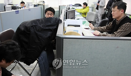 얼굴 가린 에이즈 택시기사