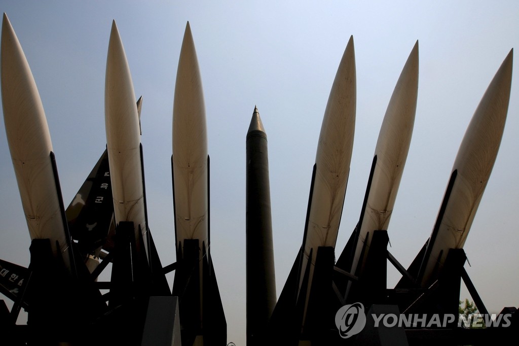 미국 국방부는 3일(현지시간) 북한의 최근 전쟁도발 위협에 대응하기 위해 최첨단 미사일방어(MD) 시스템을 괌 기지에 투입한다고 밝혔다. 사진은 북한 서커드B미사일(가운데)과 미국산호크지대공미사일(앞쪽).(EPA=연합뉴스)