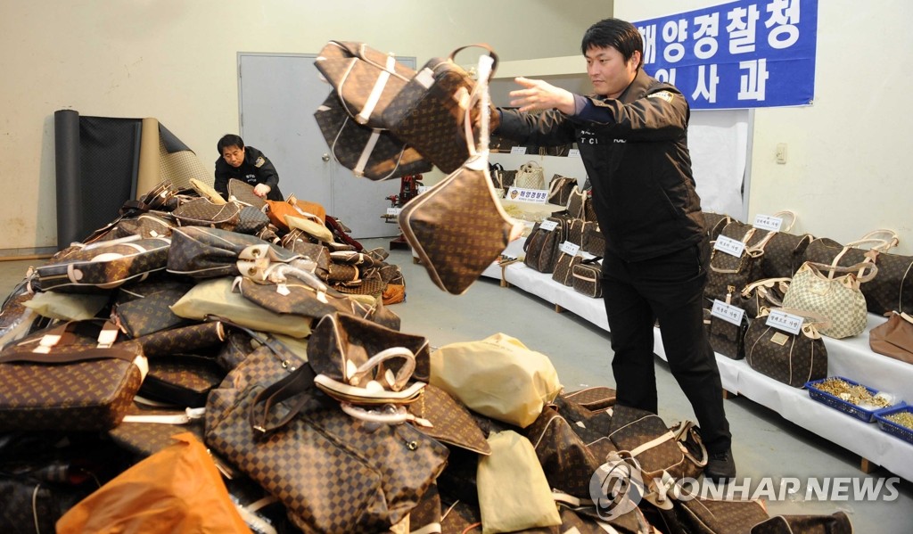 해경에 압수된 '짝퉁' 명품가방