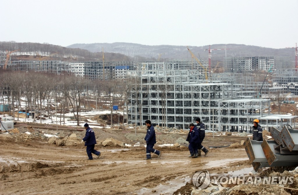 러시아 건설현장에 나타난 북한 노동자들 (연합뉴스 자료사진)