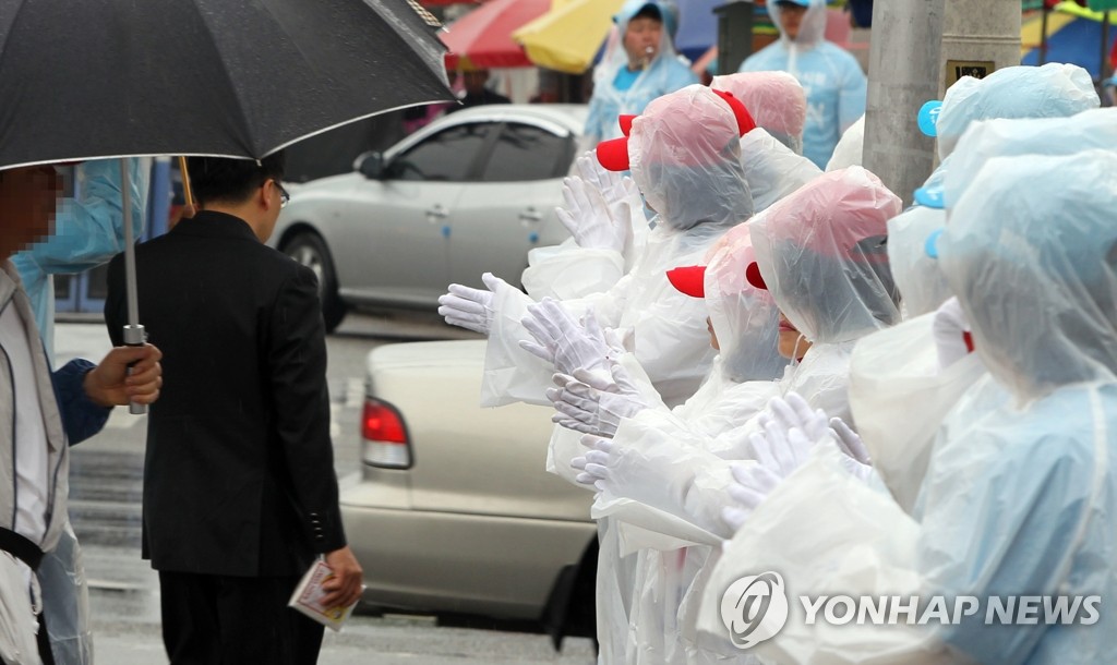 2010년 경주시장 선거 '우의 입고 선거운동'