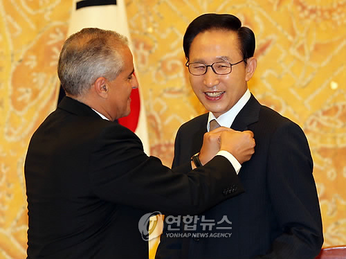 공로상 받은 이 대통령