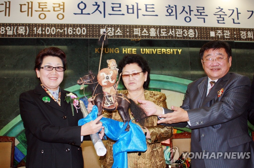 출판기념식하는 오치르바트 전 몽골대통령