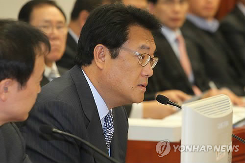 <2010국감> 답변하는 정진석 정무수석