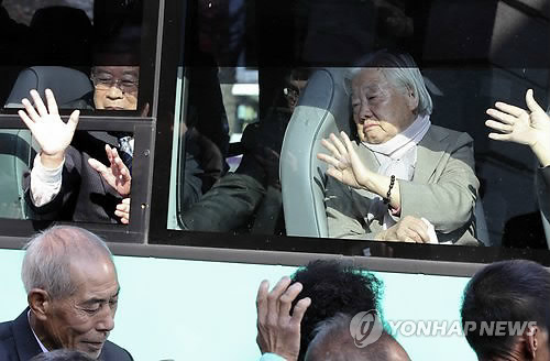 지난 2010년 제18차 이산가족 상봉행사 2차 마지막날 금강산호텔에서 작별상봉을 마치고 버스에 탑승한 남측 가족과 배웅나온 북측상봉단이 작별을 아쉬워하며 손을 흔들고 있다.(자료사진)
