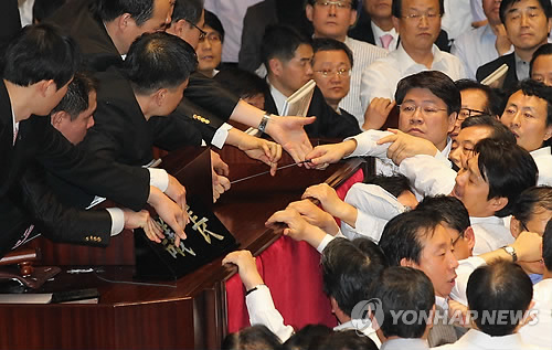 '마이크 내놔'