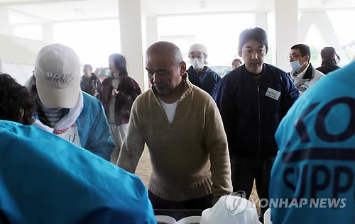 곰탕 받아가는 일본 이재민