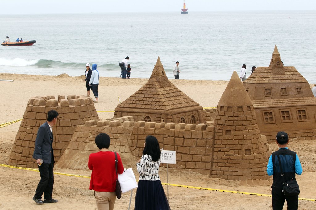 "해운대서 동화속 모래성 보세요"