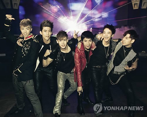 '핸즈 업'(Hands Up)을 발표한 그룹 2PM
