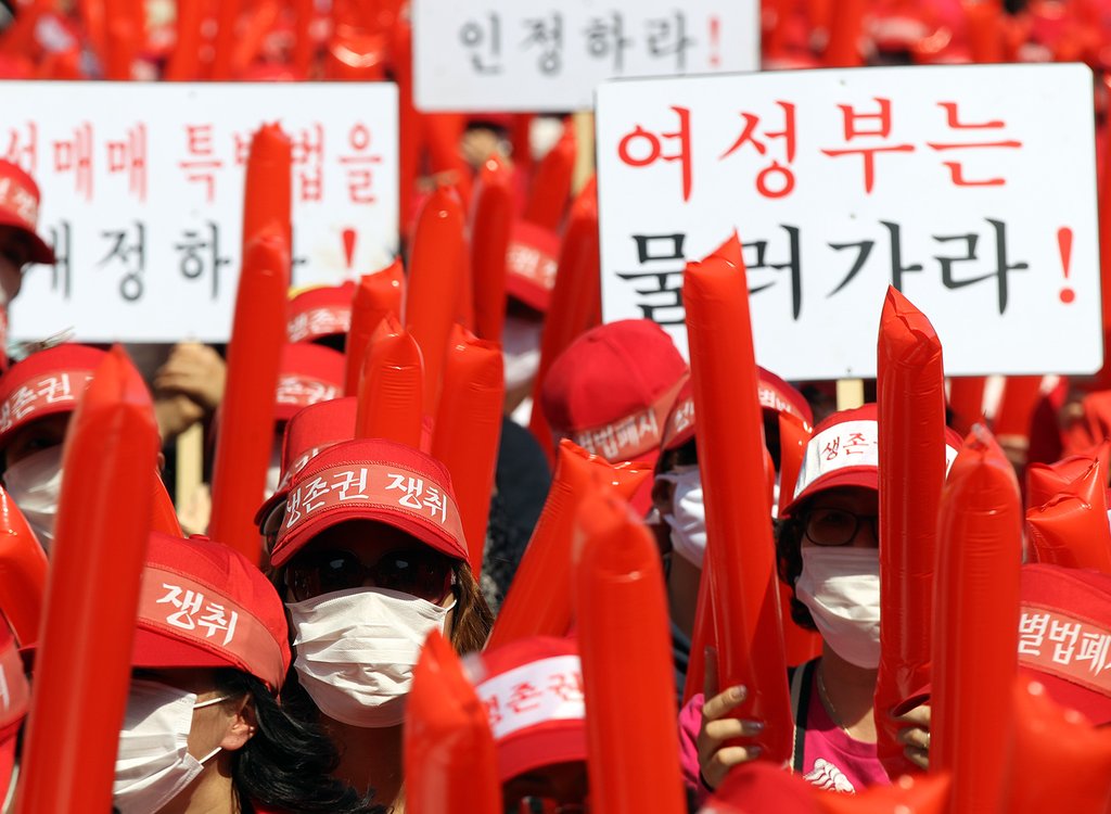 성매매 여성 모임인 한터전국연합이 지난 2011년 9월22일 오후 서울 종로구 보신각 앞에서 여성가족부 해체와 성매매특별법 폐지를 촉구하며 집회를 열고 있다. 