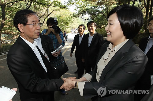 악수하는 박원순과 박영선