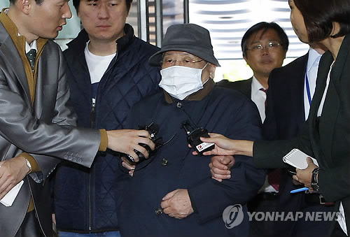 지난 2011년 이윤재 피죤 회장이 회사 지원을 청부 폭행해 영장 실질심사하러 가는 모습.<<연합뉴스 자료사진>>