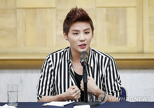 기자간담회 하는 김준수
