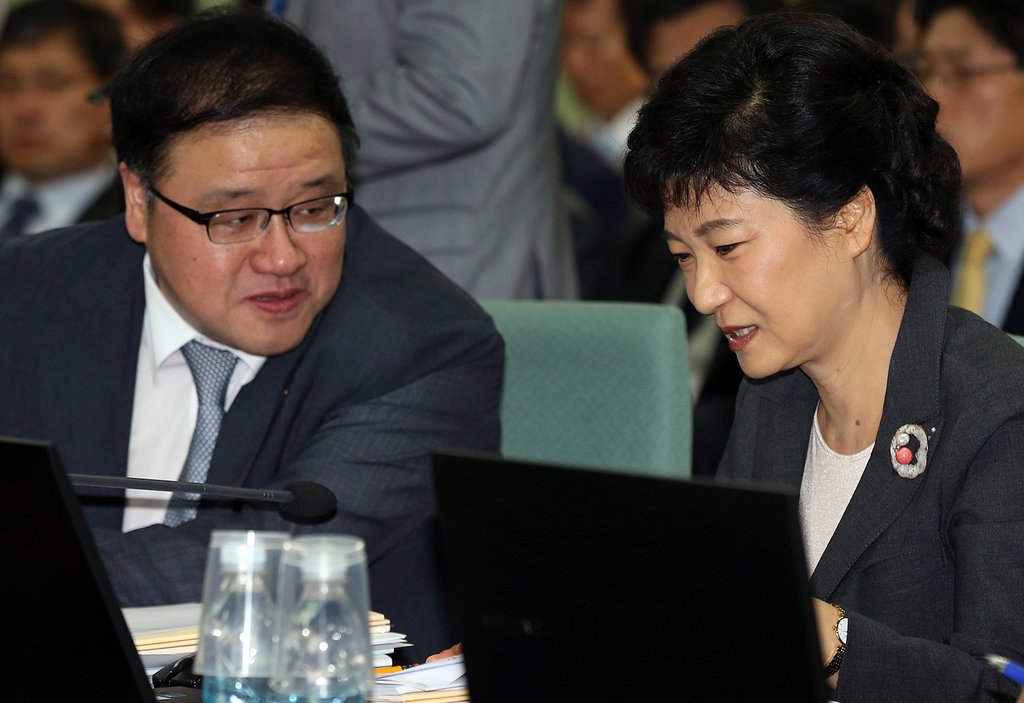 박근혜 대통령(오른쪽)과 안종범 전 청와대 경제수석 [연합뉴스 자료사진]