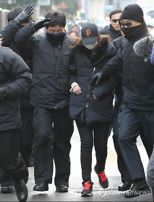 오피스텔 빠져나가는 국정원 여직원