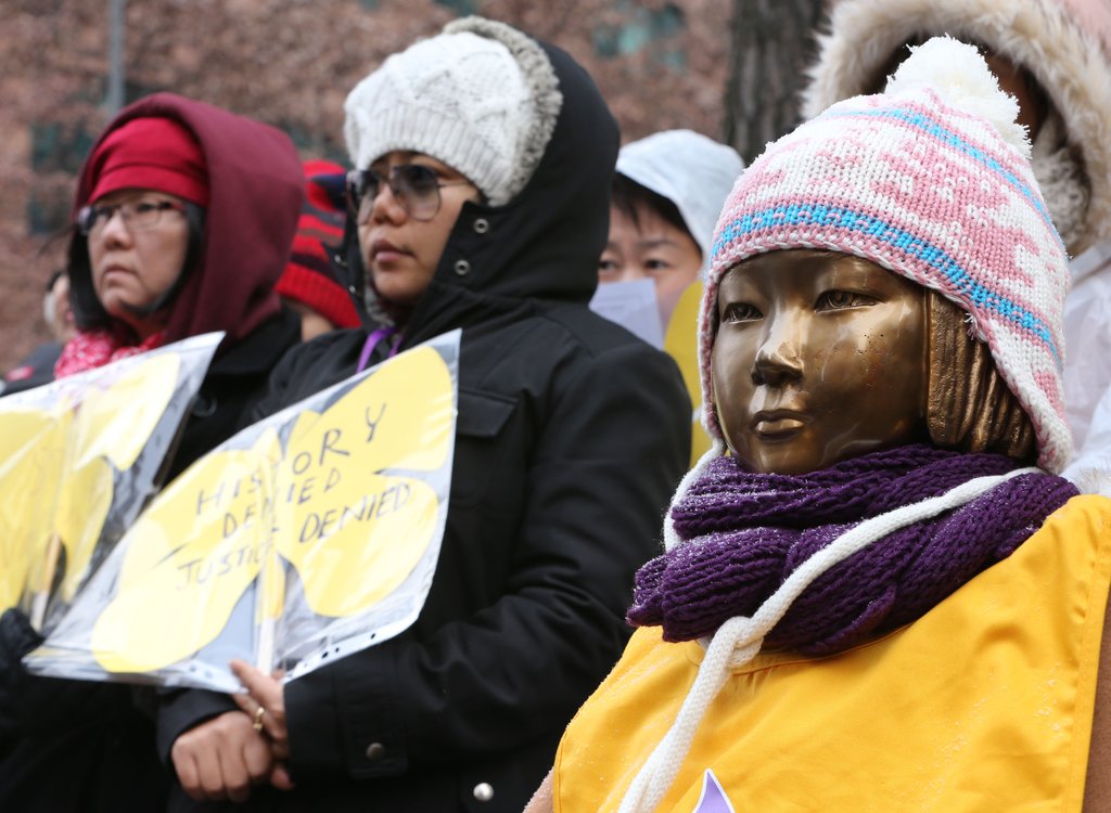 지난 16일 서울 종로구 중학동 주한일본대사관 앞에서 제1057차 일본군 위안부 문제 해결을 위한 정기 수요집회가 열리고 있다. 이번 집회에는 아시아 각국에서 온 여성운동가들도 동참했다.(자료사진)