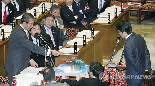 일본 이시하라, 아베 총리에 '개헌론' 훈계(교도=연합뉴스, 자료사진)
