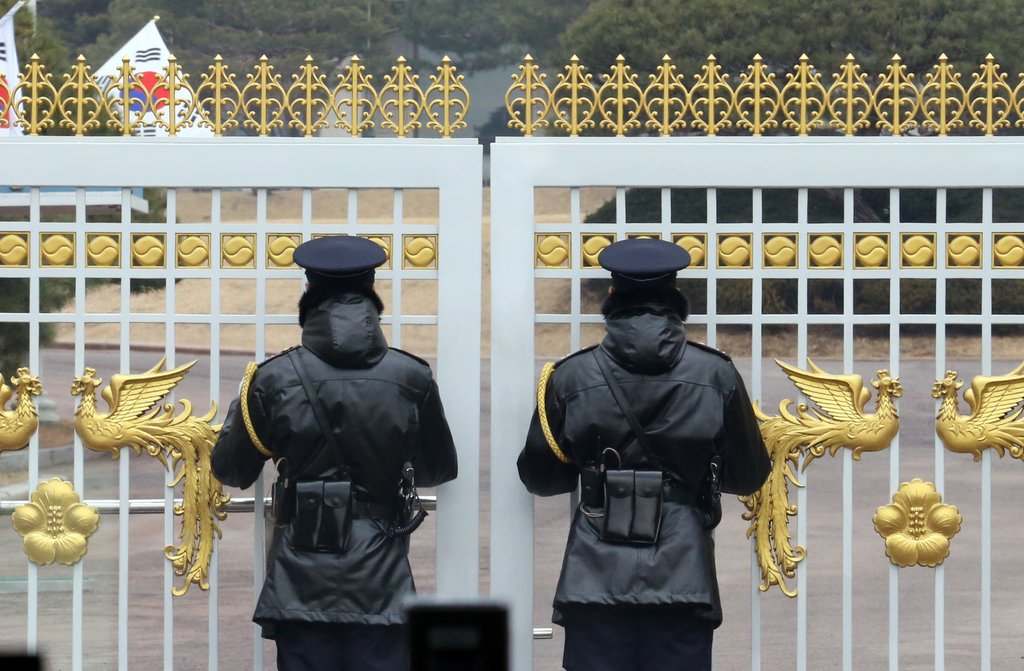 청와대 본관으로 향하는 정문 문을 열 준비를 하는 모습.(자료사진)