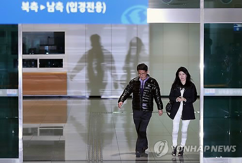 귀환하는 개성공단 관계자들