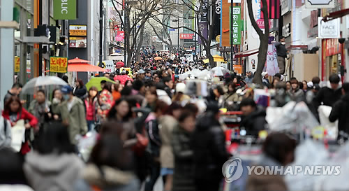 외국인 관광객들과 시민들로 북적이는 명동거리 <<연합뉴스DB>>
